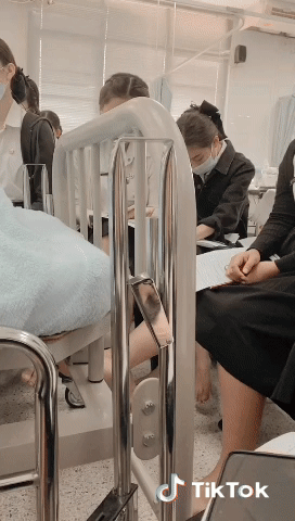 很赞的美女动图：好男人都去哪里了！这都不帮帮妹子！