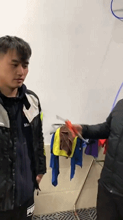 搞笑动图图片:刺猬上厕所!