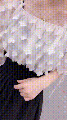 搞笑动图图片:刺猬上厕所!