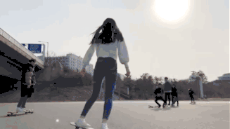 玩滑板的女生GIF动图 热门段子 热图4