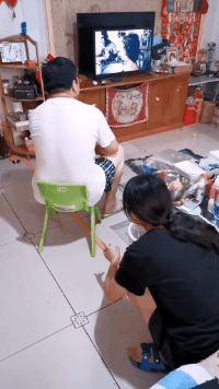 搞笑的动图图片：这个coser大概有病