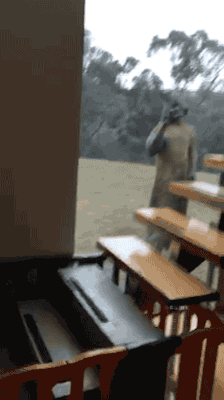 搞笑的动图图片：这个coser大概有病