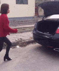 搞笑的动图图片：这个coser大概有病
