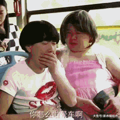 搞笑的动图图片：这个coser大概有病