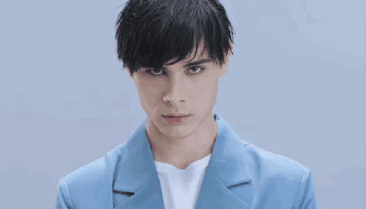 搞笑的动图图片：这个coser大概有病