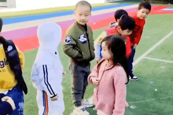 搞笑的动图图片：这个coser大概有病