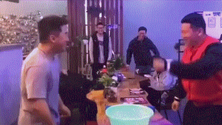 爆笑的GIF动图:还有这种操作?我猜他在脑补!