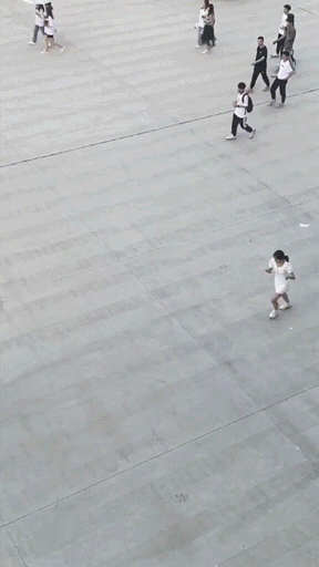 暴搞笑的GIF:小姑娘太认真了!这是不想让闺蜜嫁出去吗?