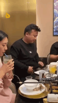 暴搞笑的GIF:小姑娘太认真了!这是不想让闺蜜嫁出去吗?