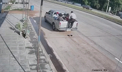 暴搞笑的GIF:小姑娘太认真了!这是不想让闺蜜嫁出去吗?