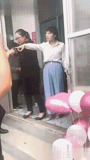 暴搞笑的GIF:小姑娘太认真了!这是不想让闺蜜嫁出去吗?