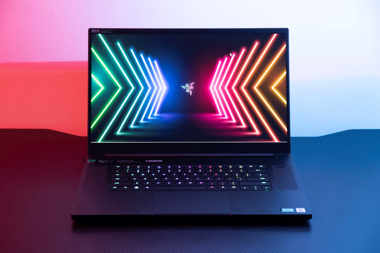 520不出门也能秀恩爱雷蛇灵刃17专业版打游戏更好玩