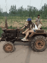 搞笑动图GIF：开上拖拉机带我去兜风吧