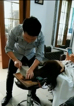 很好笑的GIF:小哥在给别人理发呢,还是在做饭呢?