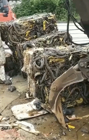 很好笑的GIF:小哥在给别人理发呢,还是在做饭呢?