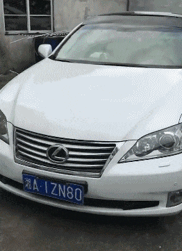 很好笑的GIF:小哥在给别人理发呢,还是在做饭呢?