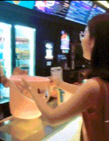 很好笑的GIF:小哥在给别人理发呢,还是在做饭呢?
