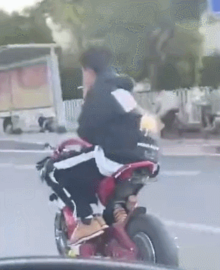 很好笑的GIF:小哥在给别人理发呢,还是在做饭呢?