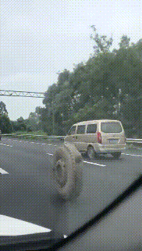 很好笑的GIF:小哥在给别人理发呢,还是在做饭呢?