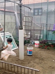 很好笑的GIF:小哥在给别人理发呢,还是在做饭呢?