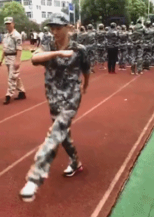 很好笑的GIF:小哥在给别人理发呢,还是在做饭呢?