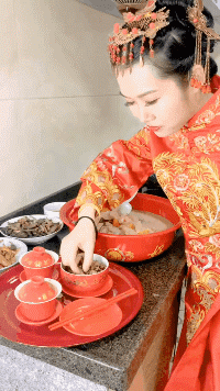 搞笑动图GIF图片:能不能给介绍一下,我也不想努力了
