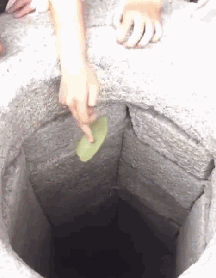 精彩GIF图片:乱停车不留电话,违停轿车直接被叉上房顶