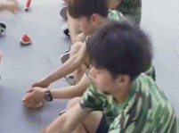 搞笑动态图:羡慕,什么时候能像他们拎个蛇皮袋去取钱
