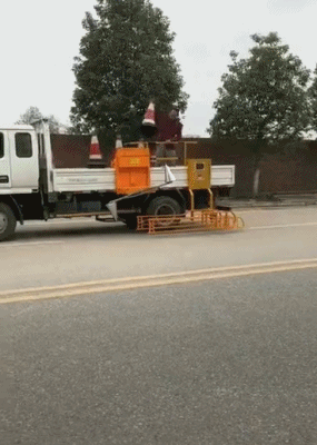 搞笑动态图:羡慕,什么时候能像他们拎个蛇皮袋去取钱