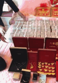 搞笑动态图:羡慕,什么时候能像他们拎个蛇皮袋去取钱