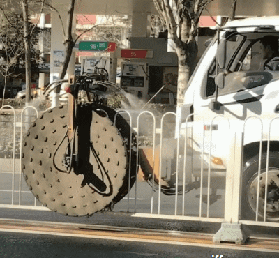 搞笑动态图:羡慕,什么时候能像他们拎个蛇皮袋去取钱
