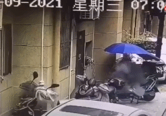 爆笑动图GIF图:太TM尴尬了,不如跳个舞!