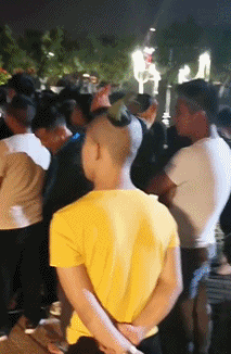 搞笑GIF图片：这奥特曼，也太骚了！