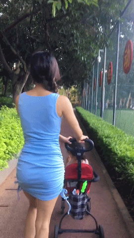 精选美女GIF：推婴儿车走路，很讲究技巧的哦！ 美女动图 第2张