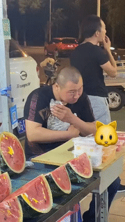 笑喷了的GIF图片:一下就这么多人过来了,吓得裤子都拉上了!