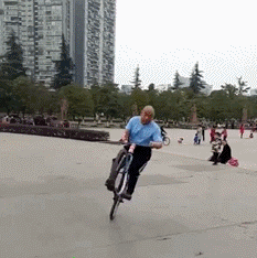 笑喷了的GIF图片:一下就这么多人过来了,吓得裤子都拉上了!