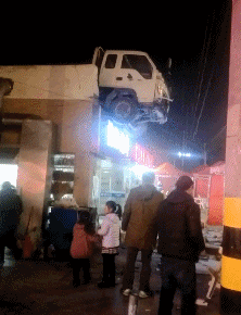 笑喷了的GIF图片:一下就这么多人过来了,吓得裤子都拉上了!