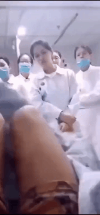 笑喷了的GIF图片:一下就这么多人过来了,吓得裤子都拉上了!
