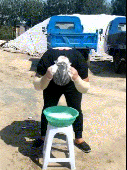 搞笑GIF图片:一个女人生气如书翻页那么快