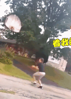 搞笑GIF图片:一个女人生气如书翻页那么快