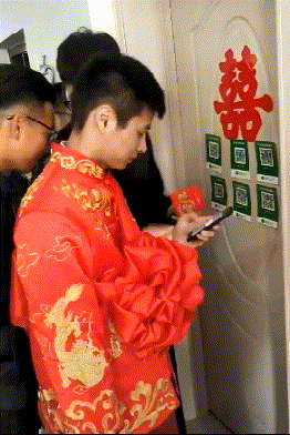 搞笑GIF图片:一个女人生气如书翻页那么快