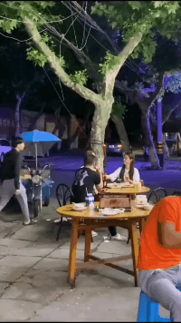搞笑GIF图片:一个女人生气如书翻页那么快