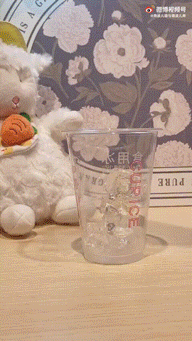 搞笑GIF图片:一个女人生气如书翻页那么快
