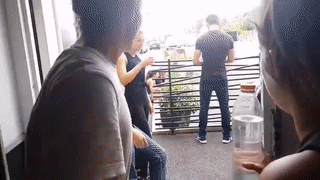 爆笑GIF动态图:等了好久终于等到你了,太开心了!