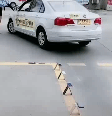 爆笑GIF动态图:等了好久终于等到你了,太开心了!