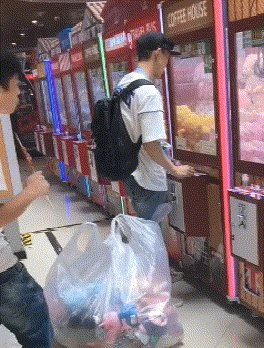 爆笑GIF趣图:这马不讲武德!