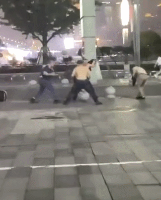 爆笑GIF趣图:这马不讲武德!