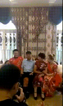 爆笑动态图:遭到了妹子的暴鸡