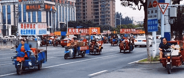 爆笑GIF动态图:公交上遇到的网红小姐姐!