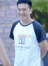 搞笑动图GIF:有奶便是娘,找拉布拉多给小老虎当奶妈!